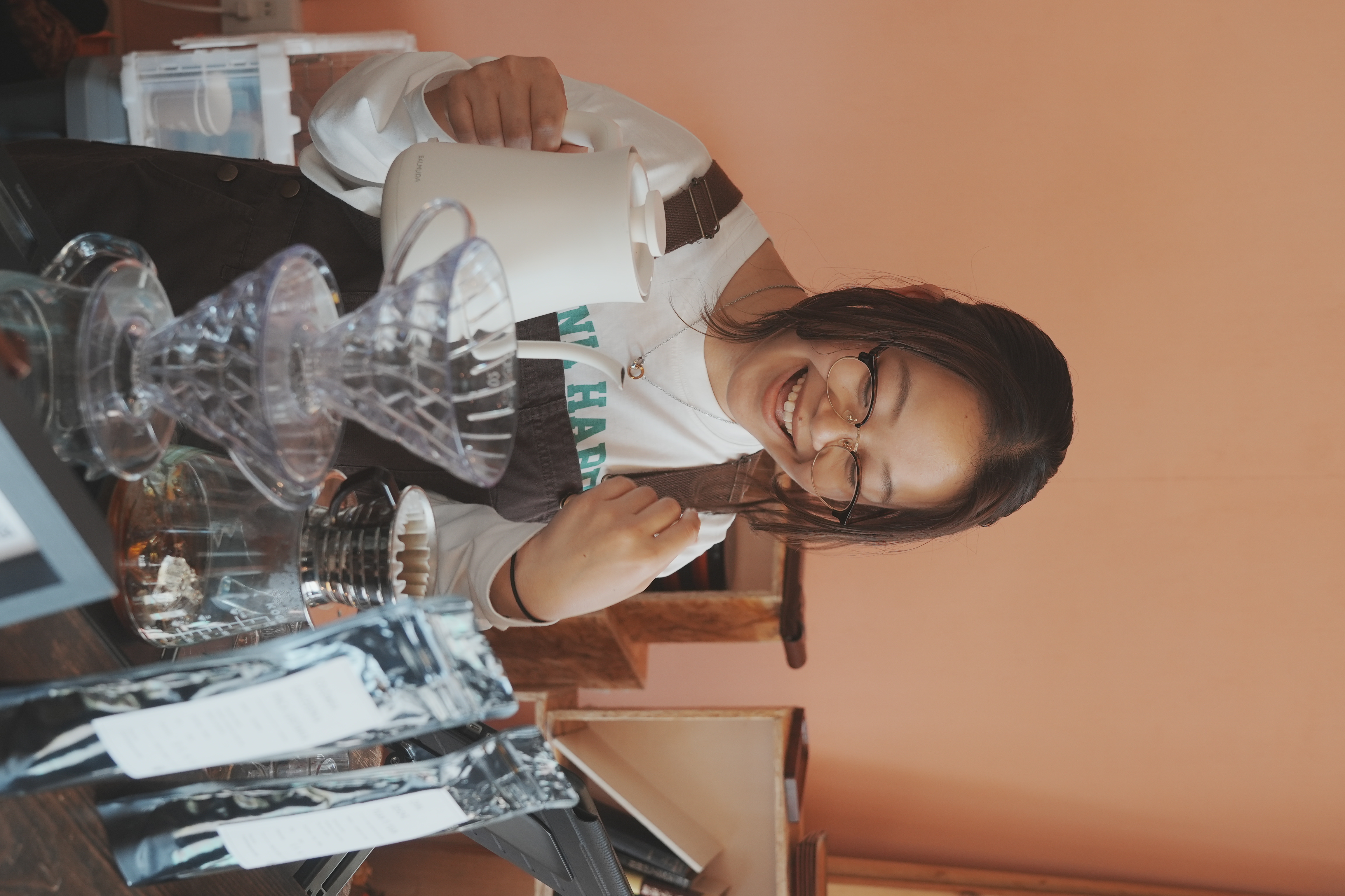 コーヒーを淹れているバリスタ